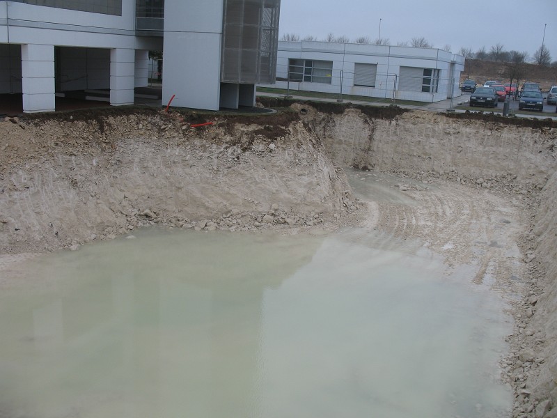 IMG_0012.jpg - Emplacement Future Aile Est- Terrassement en cours de finalisation (devant Services Administratifs)