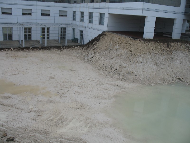 IMG_0013.jpg - Emplacement Future Aile Est- Terrassement en cours de finalisation (devant le self)