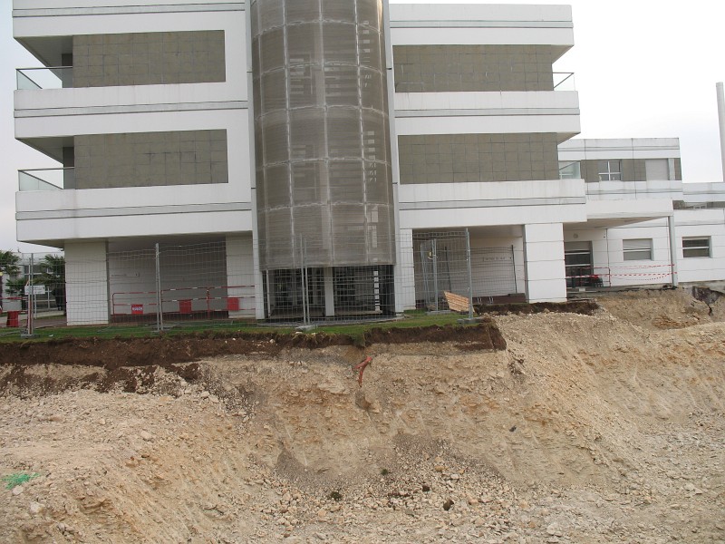 aIMG_0006.jpg - Emplacement Future Aile Ouest- Terrassement en cours(devant la radiologie)