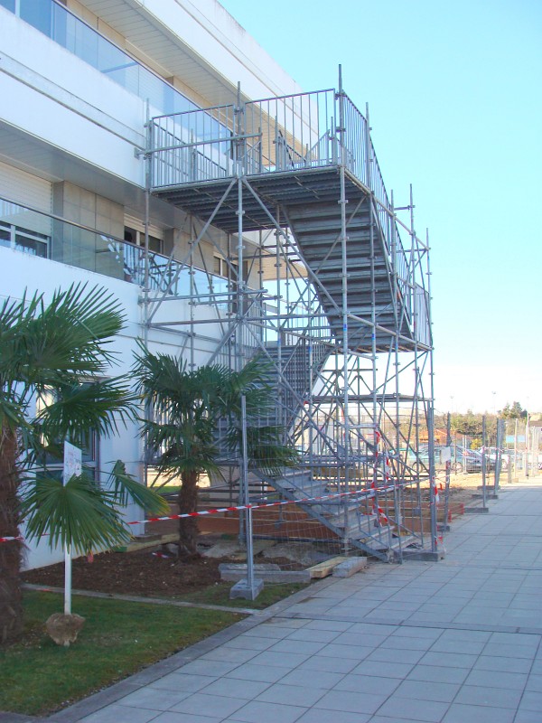 DSC00190.JPG - Aile existante coté ouest - Mise en place de l'escalier temporaire d'évacuation de secours.