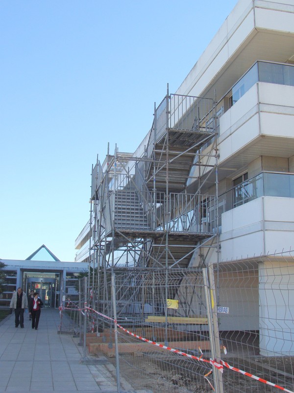 DSC00191.JPG - Aile existante coté ouest - Mise en place de l'escalier temporaire d'évacuation de secours.