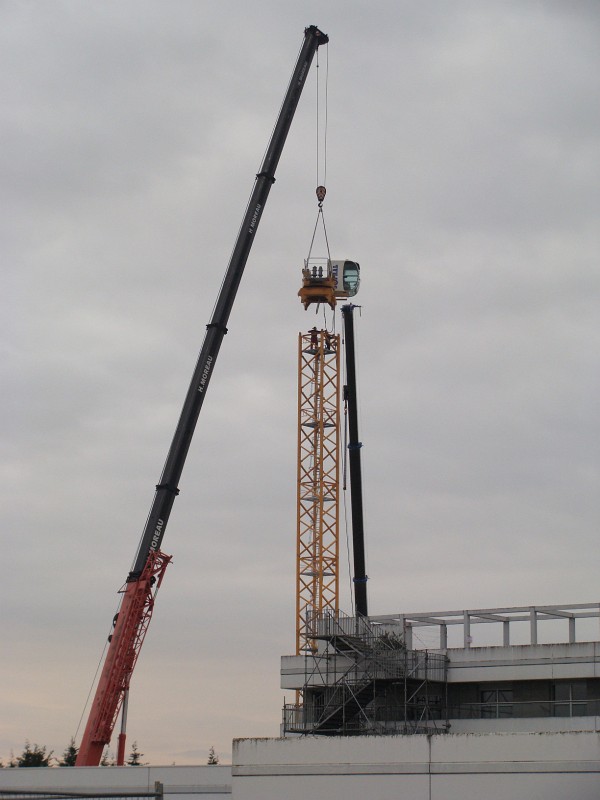DSC00329.JPG - Arrivée de la première grue coté Est. Montage en cours...