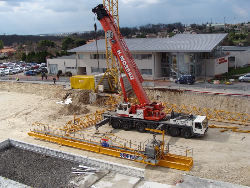 DSC00533.JPG - Montage de la flêche de la grue Ouest à l'aide d'une autre grue.