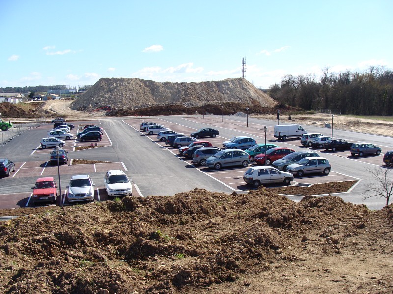 DSC00547.JPG - Mais le parking Sud est à présent utilisé...