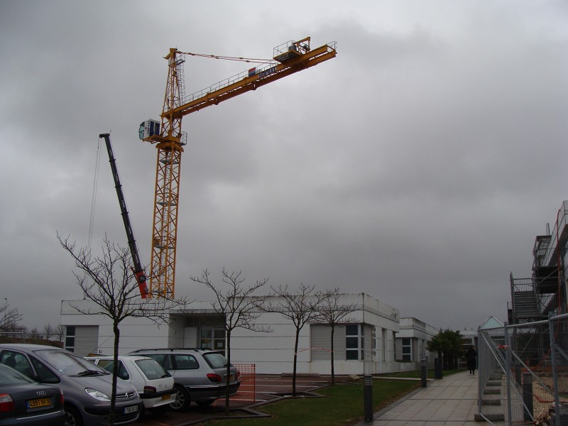 DSC00577.JPG - Arrivée de la 3ème grue - Zone Nord. Elle servira pour la construction de l'aile supplémentaire de consultations.