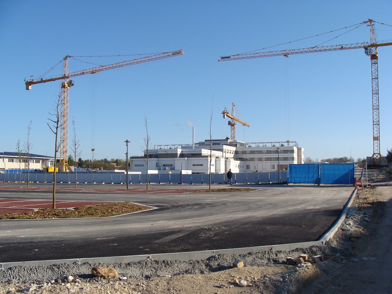 DSC00662.JPG - Vue de la clinique Sud Est depuis le nouveau parking Sud