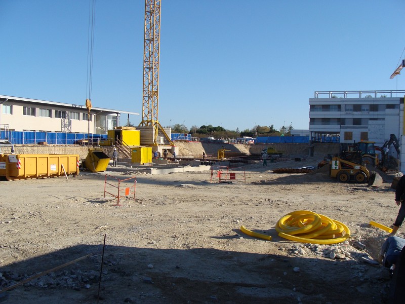 DSC00670.JPG - Vue de la "future" aile Ouest depuis le nouveau parking Sud