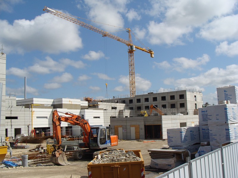 DSC01547.JPG - Vue de l'aile Est  et du Bloc depuis le parking Sud