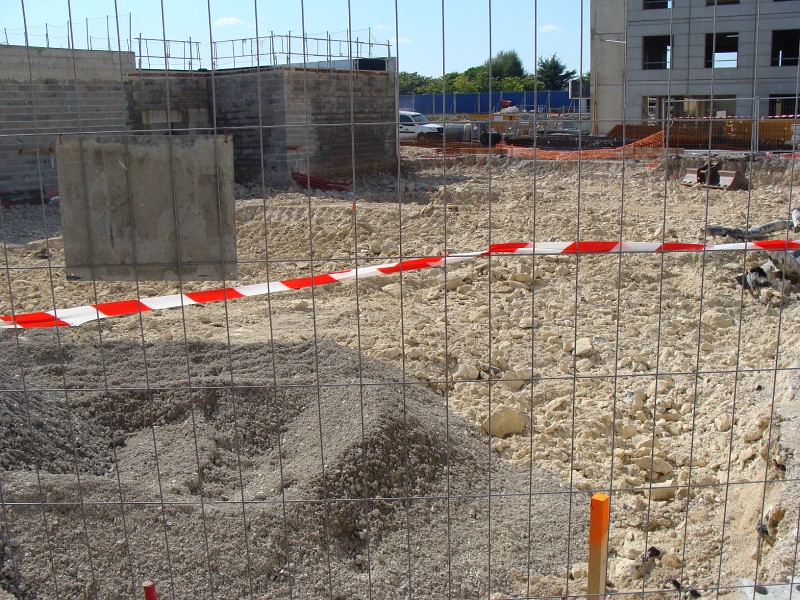 DSC01573.JPG - Les anciens locaux déchets ont été détruits pour construire le dernier local technique