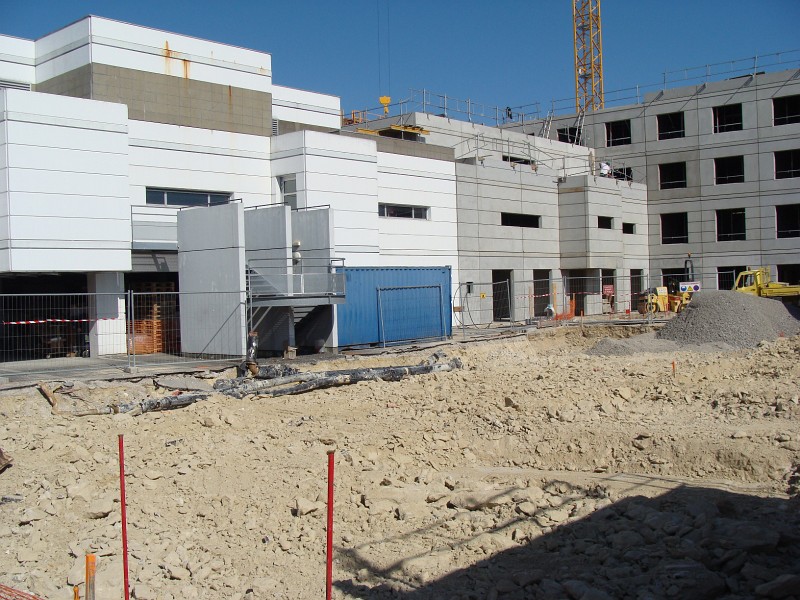 DSC01579.JPG - Vue du bloc (actuel et extension) depuis la cour de service